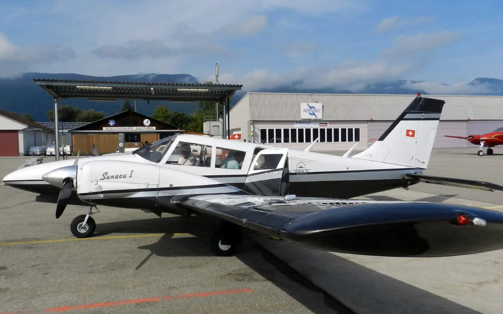 Piper PA-34-200 Seneca I HB-LQJ operated by GribAir AG photo 2