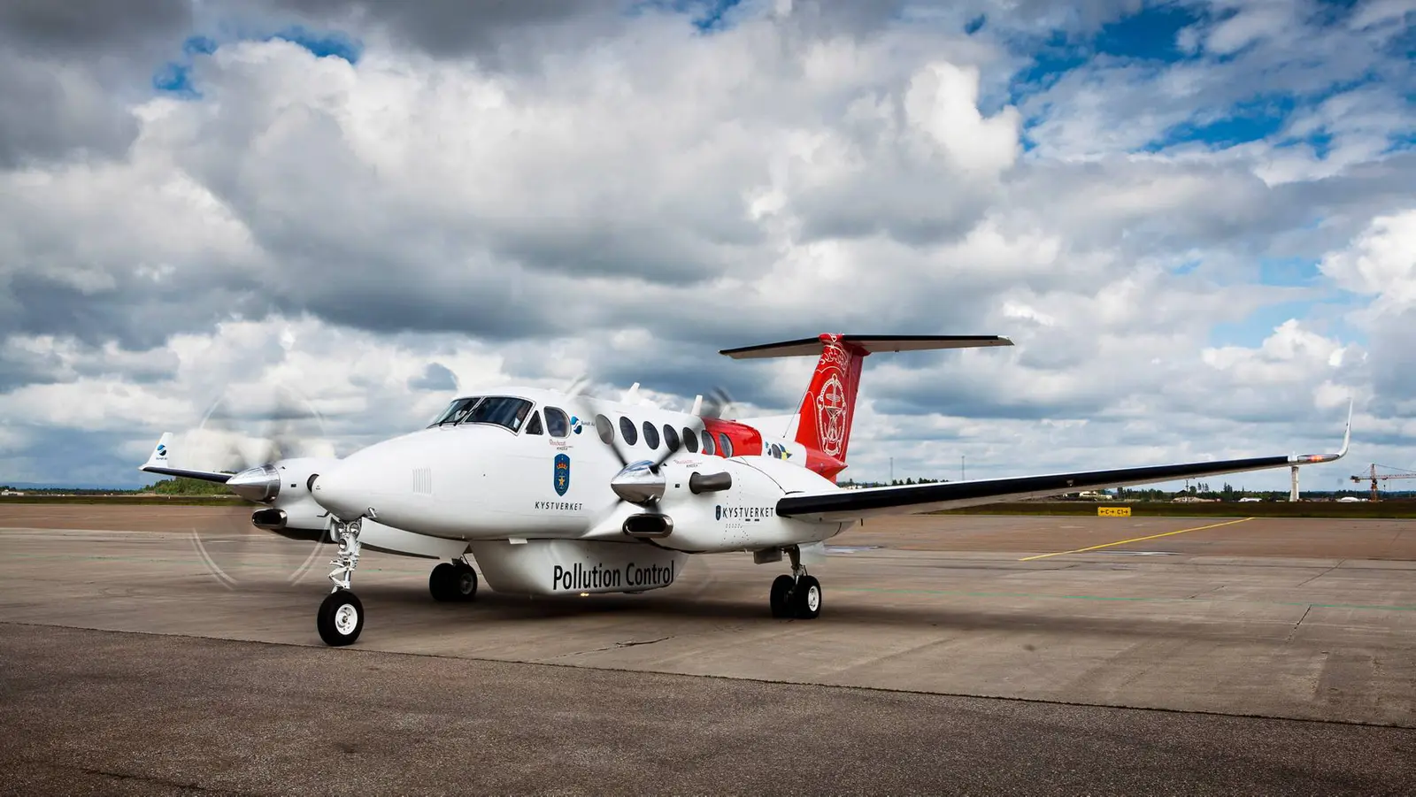 Beechcraft King Air 350ER LN-KYV operated by SundtAir photo 3