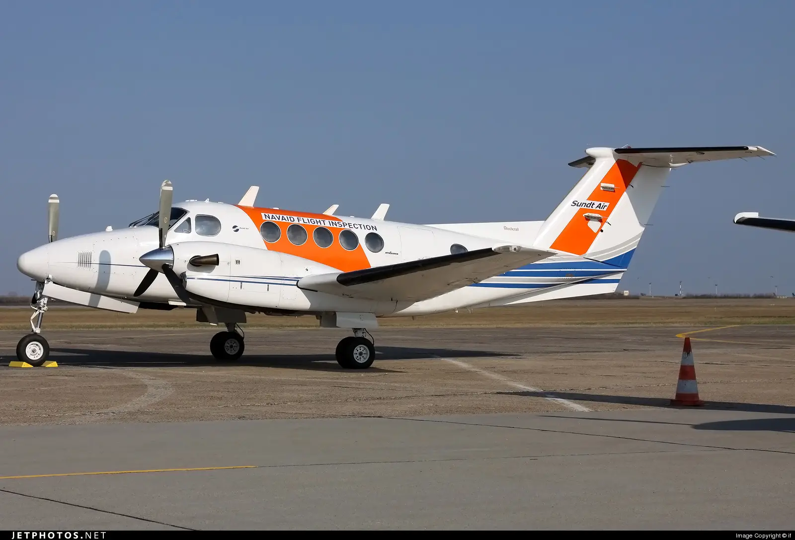 Beechcraft King Air 200 LN-NOA operated by SundtAir photo 2