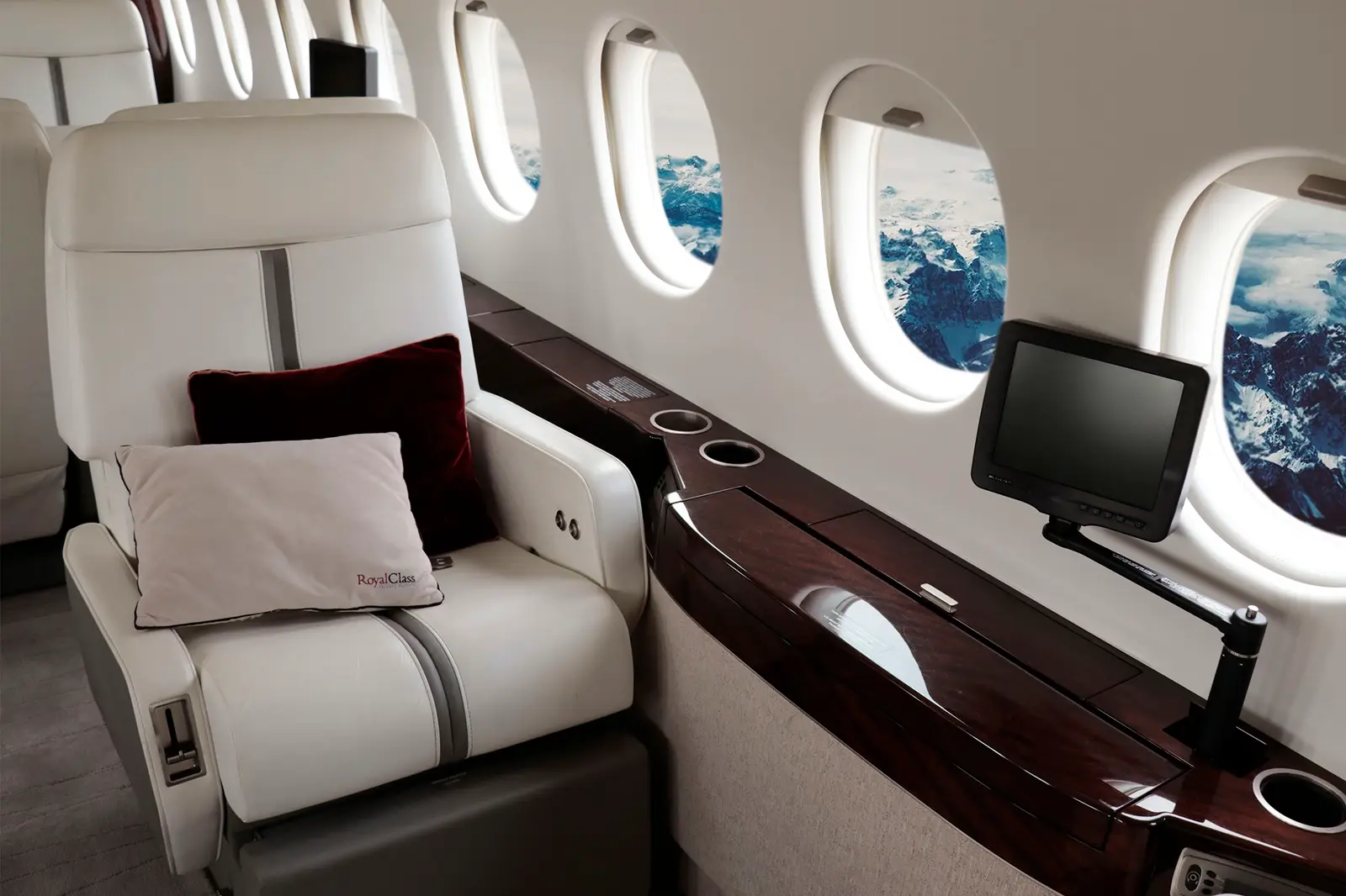 Dassault Falcon 900EX LV-GQK operated by Royal Class Private Flights photo 2