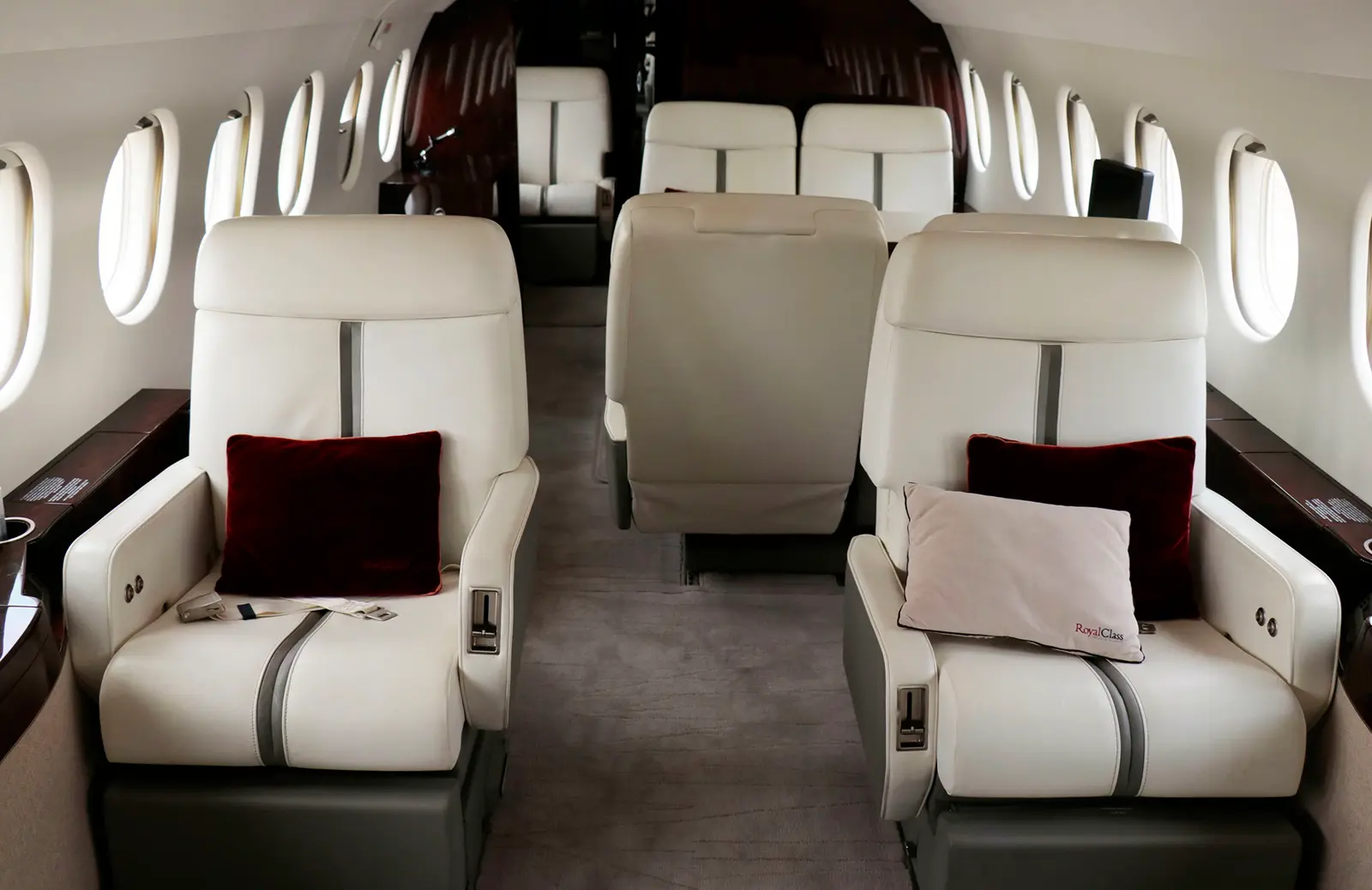 Dassault Falcon 900EX LV-GQK operated by Royal Class Private Flights photo 5