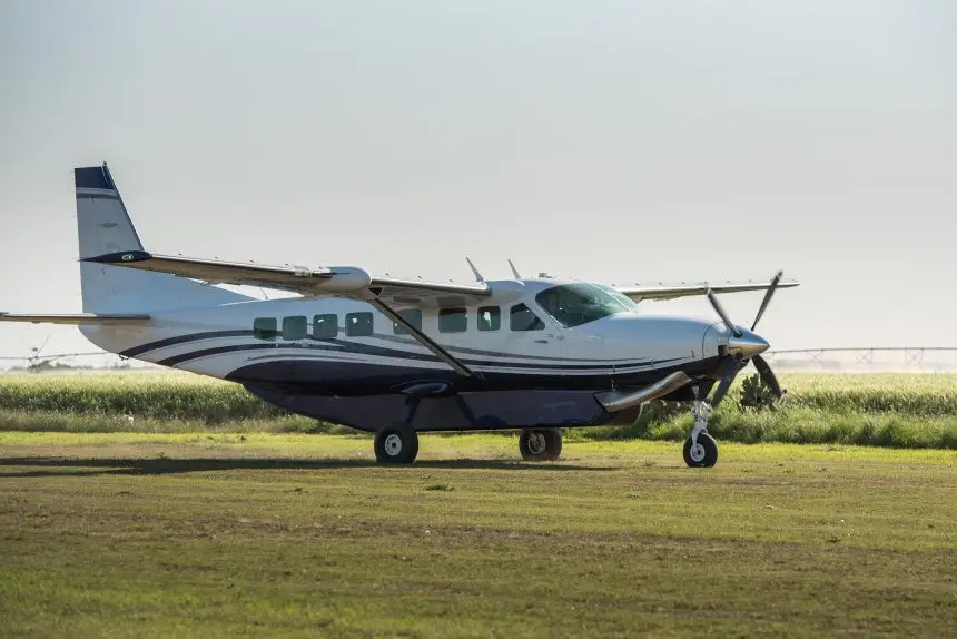 Cessna 208B Grand Caravan LV-HUM operated by Feeling Air S.A. photo 2