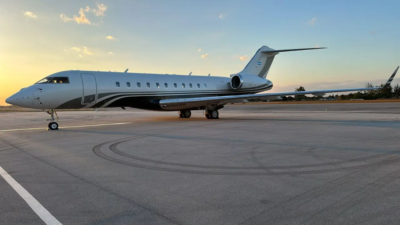 Bombardier Global 5000 LV-KLE operated by Cheyenne S.A. photo 2