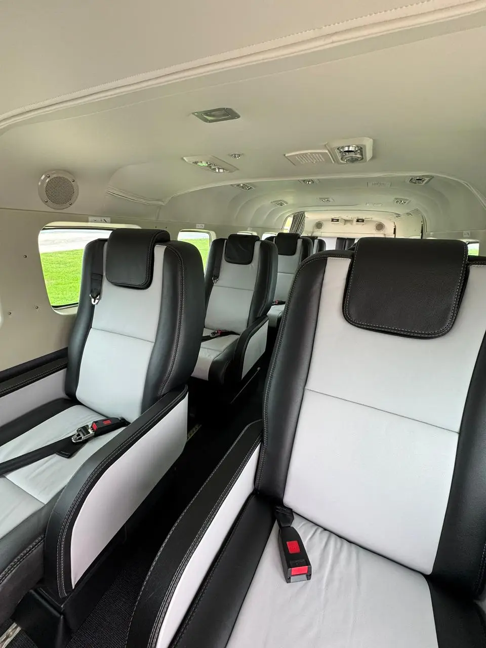 Cessna 208B Grand Caravan EX LV-KLR operated by AERIONJET.com photo 3