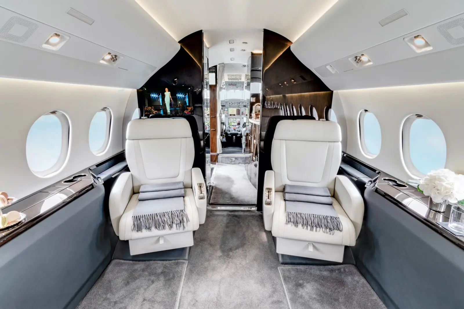 Dassault Falcon 900LX LX-EOS operated by Global Jet photo 2