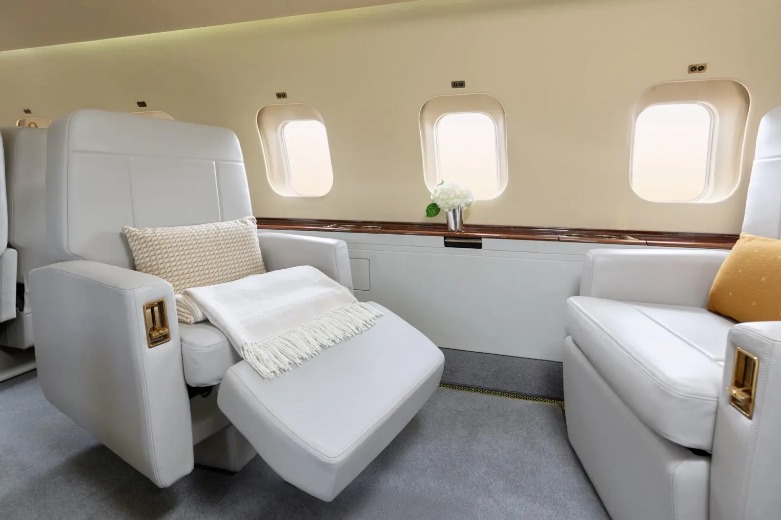 Bombardier Global Express XRS LX-GOL operated by Global Jet photo 3