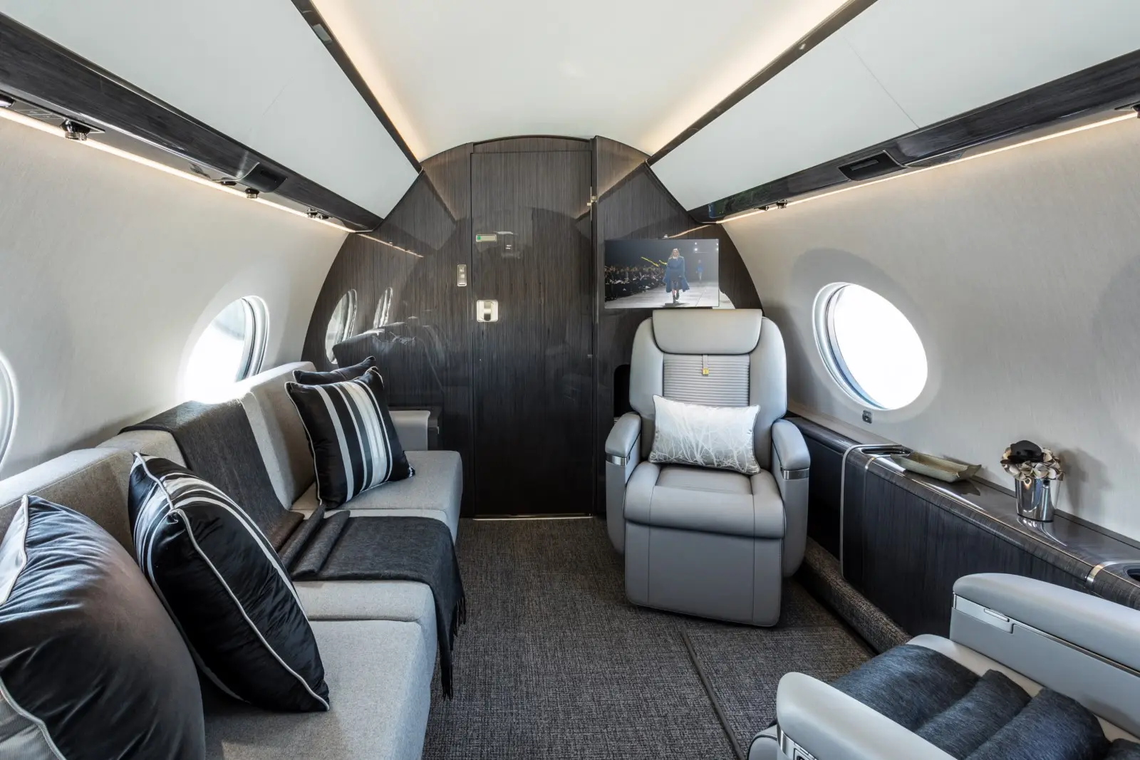 Gulfstream G650ER LX-ICE operated by Global Jet photo 2