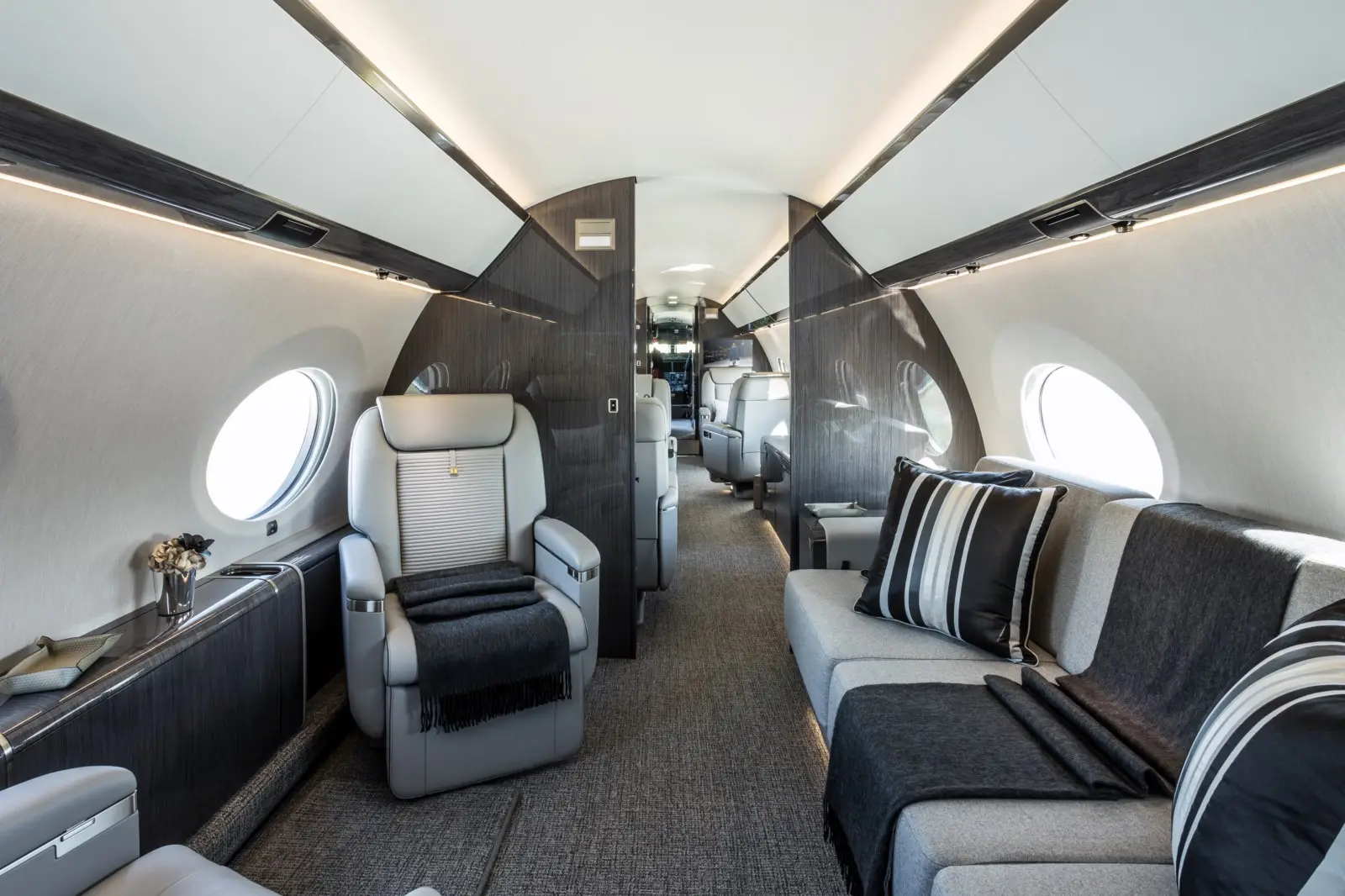 Gulfstream G650ER LX-ICE operated by Global Jet photo 3