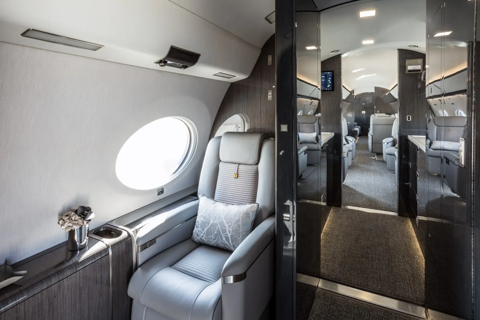Gulfstream G650ER LX-ICE operated by Global Jet photo 4