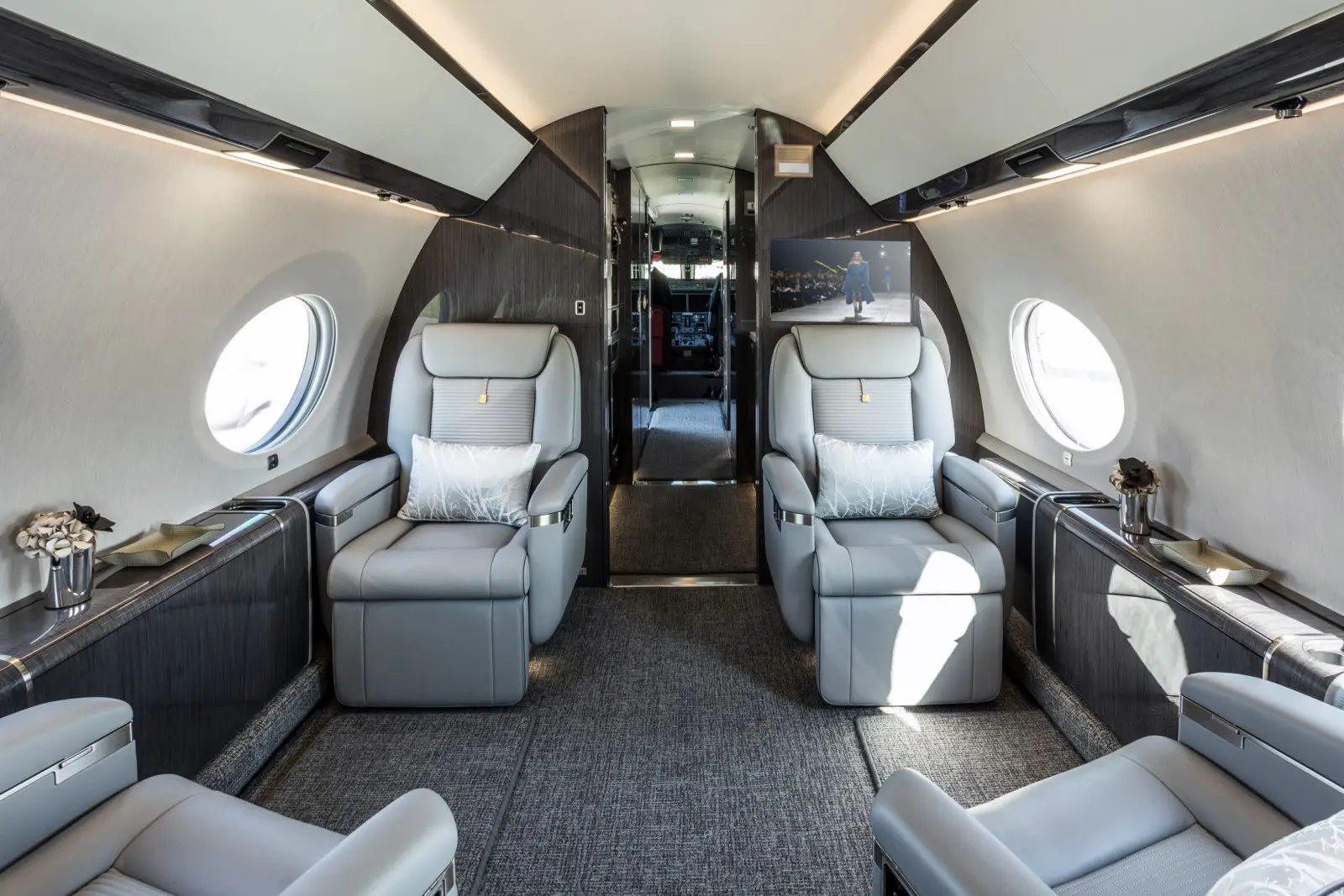 Gulfstream G650ER LX-ICE operated by Global Jet photo 6