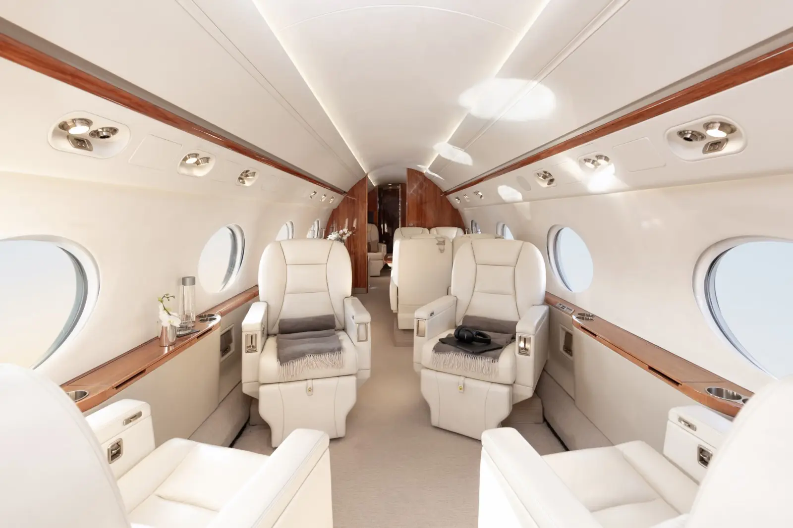 Gulfstream G550 LX-JNE operated by Global Jet photo 2