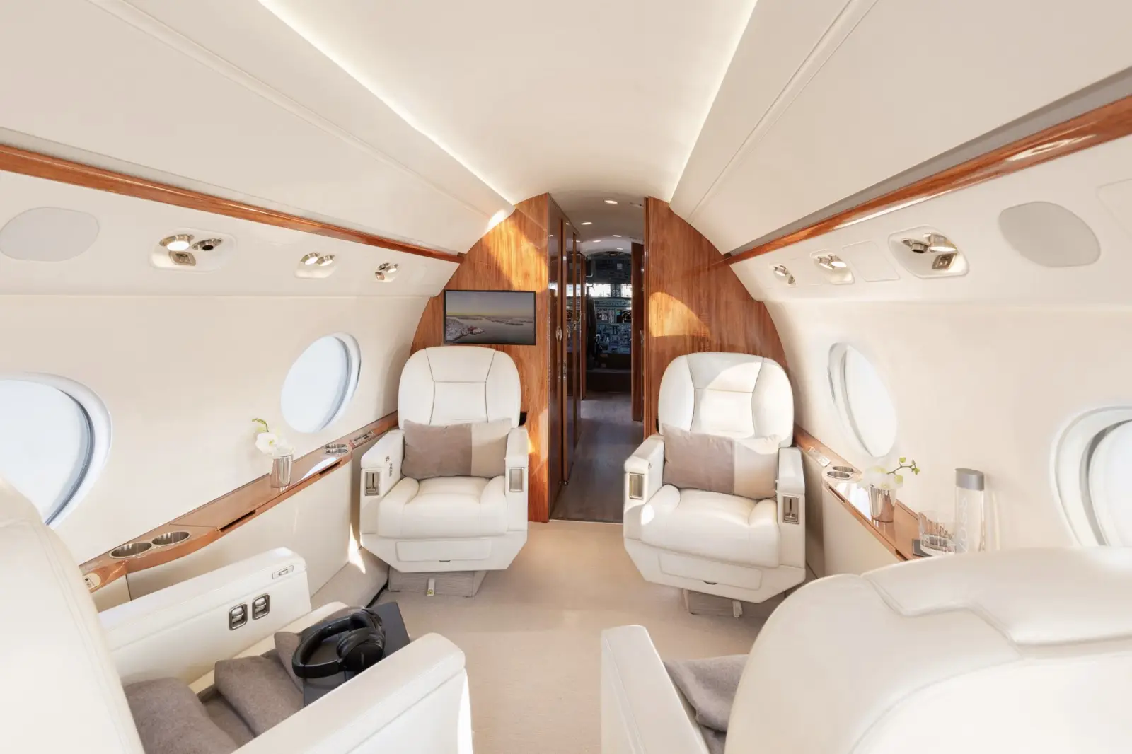 Gulfstream G550 LX-JNE operated by Global Jet photo 3