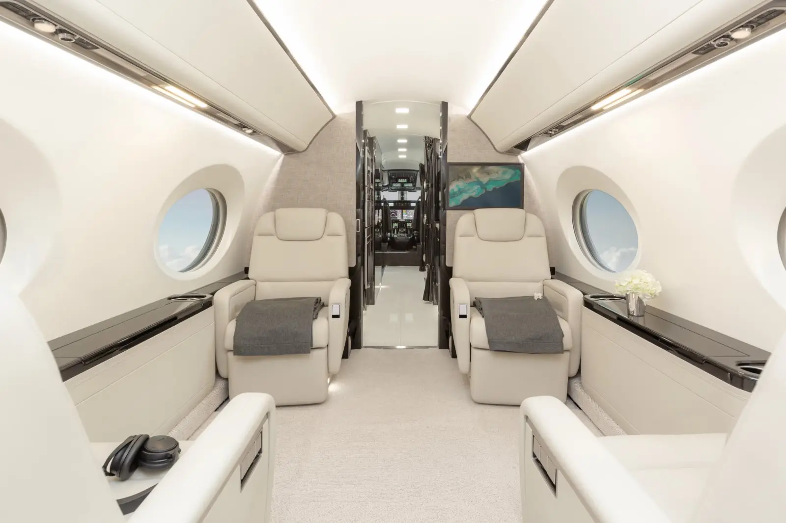 Gulfstream GVII-G600 LX-TTS operated by Global Jet photo 3