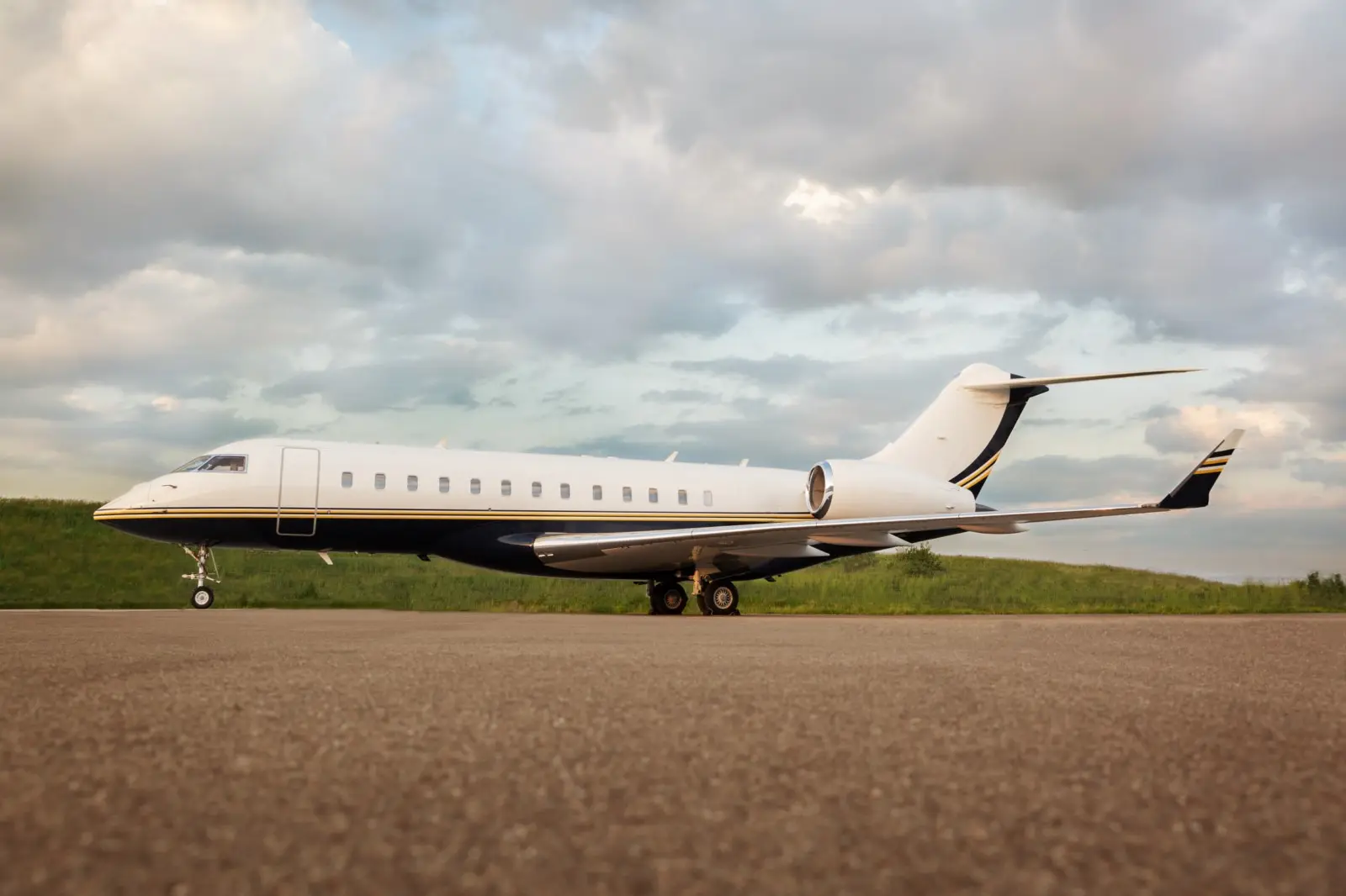Bombardier Global Express XRS LX-ZIO operated by Global Jet, exterior