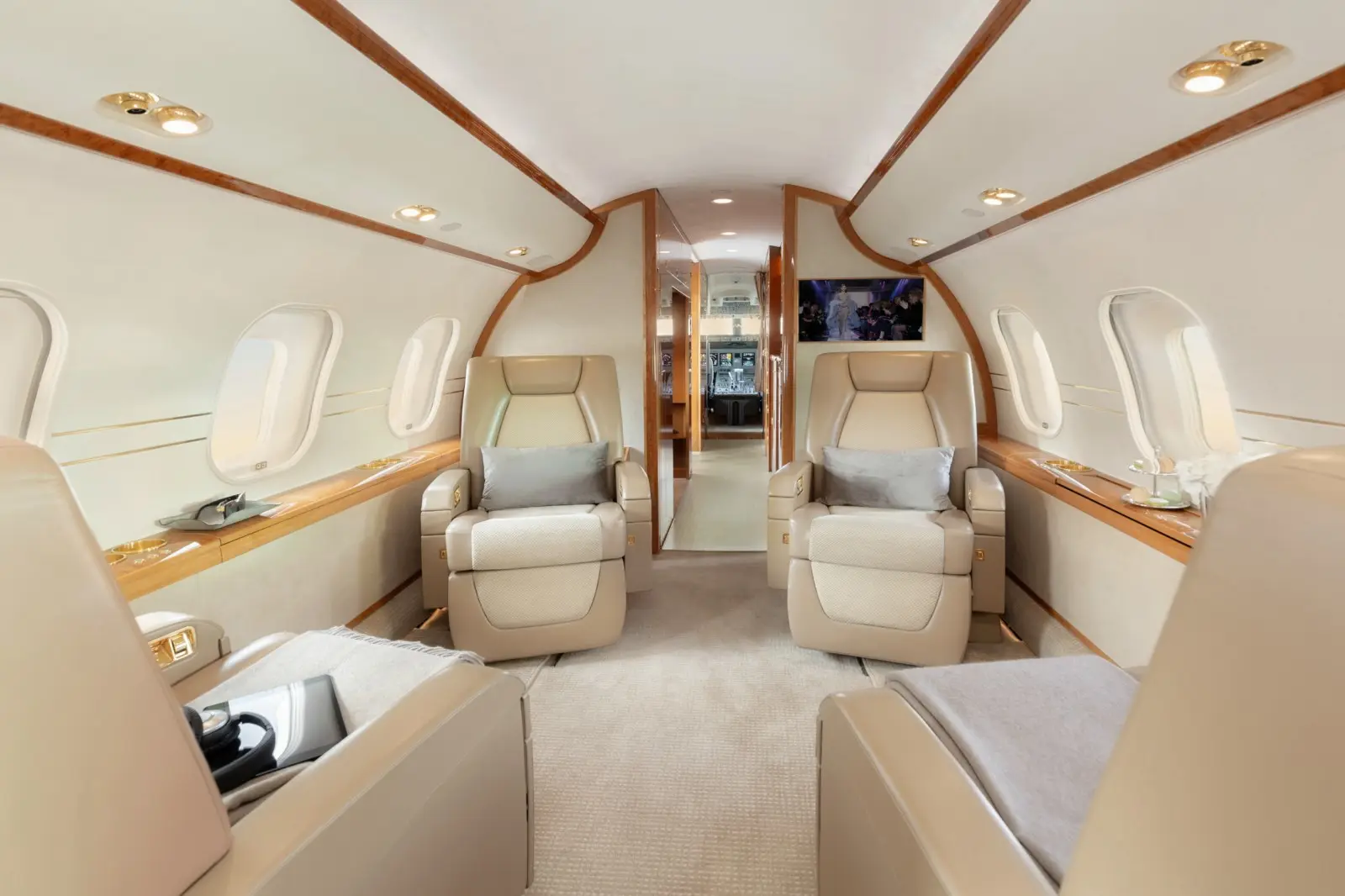 Bombardier Global Express XRS LX-ZIO operated by Global Jet photo 3