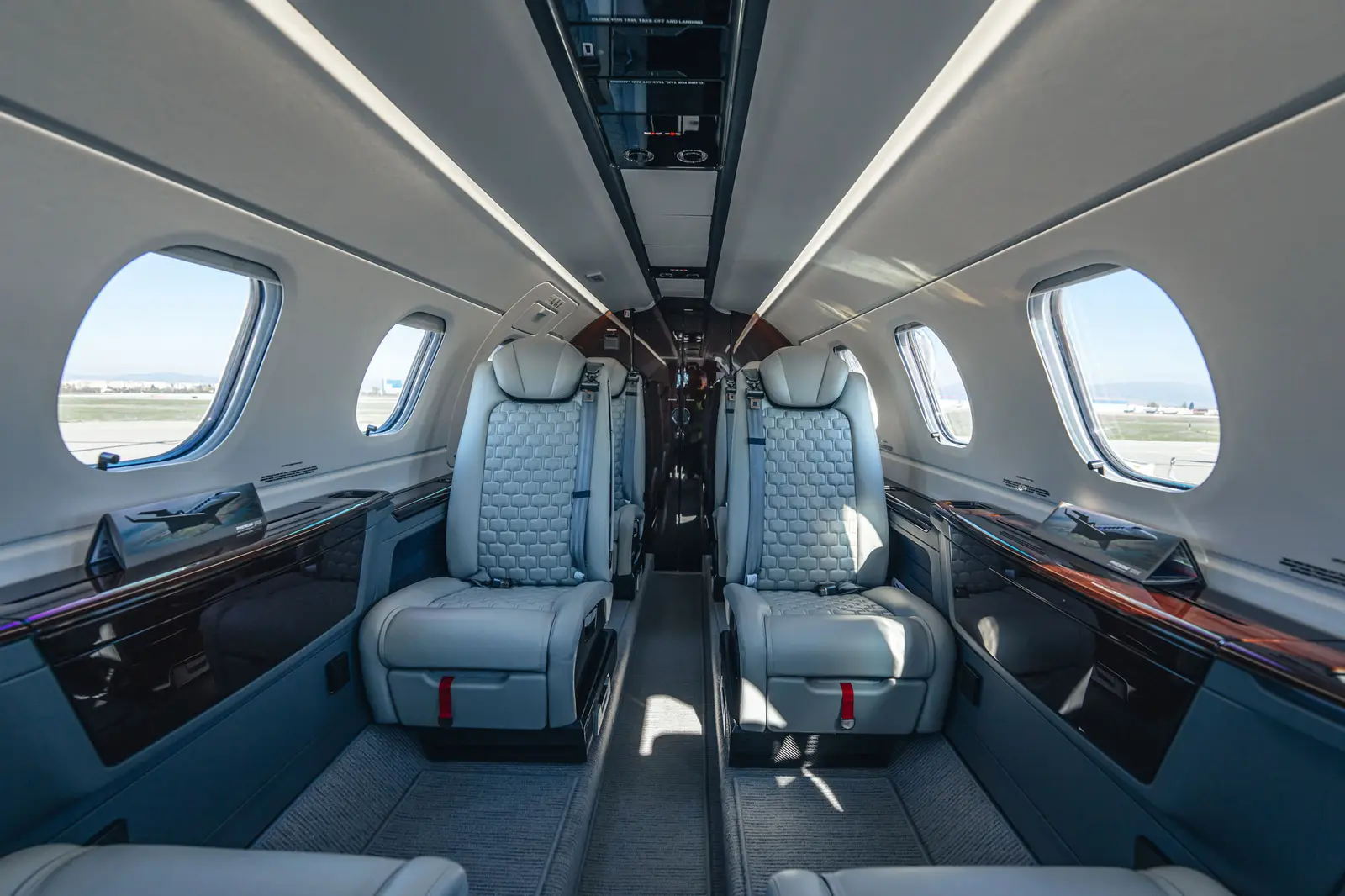 Embraer Phenom 300 LZ-EGT operated by EGT JET LTD. photo 2
