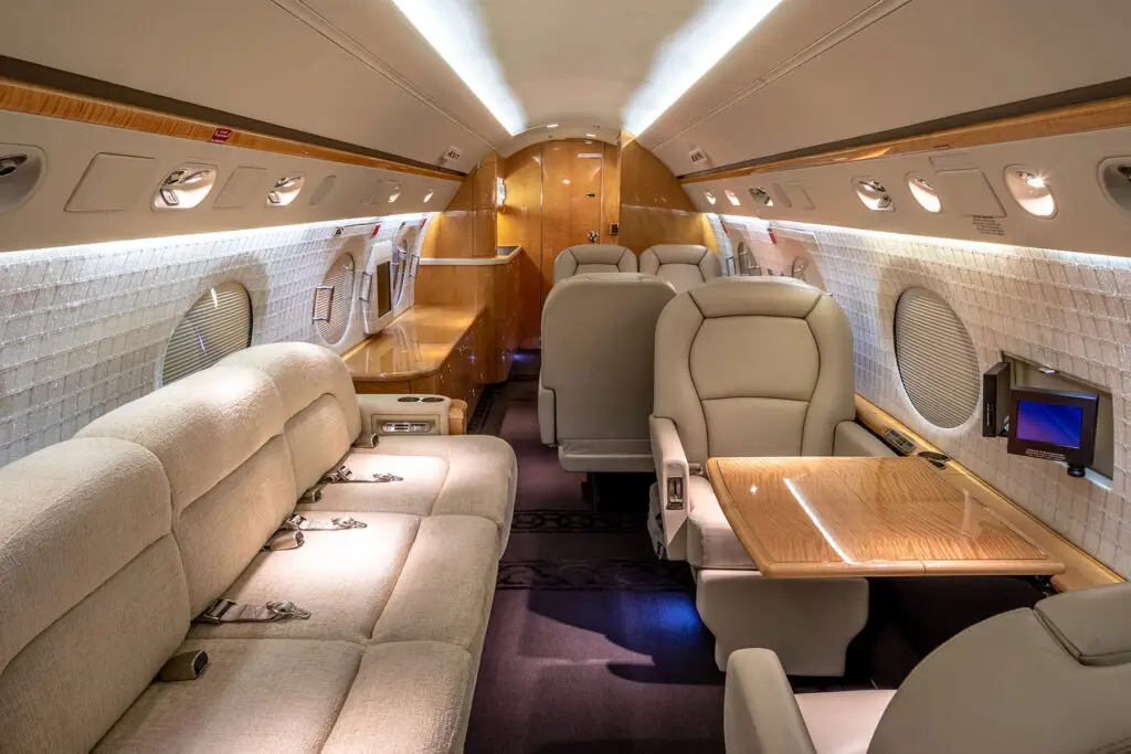Gulfstream G400 N1066W operated by Wing Aviation Charter Services, LLC photo 2