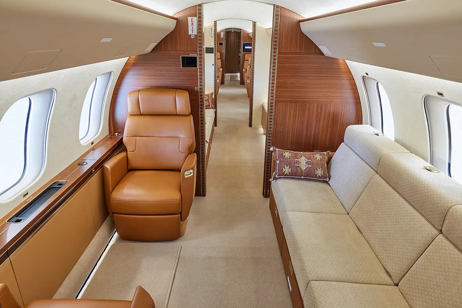 Bombardier Global 7500 N1089 operated by Mira Vista Aviation, Inc. photo 6