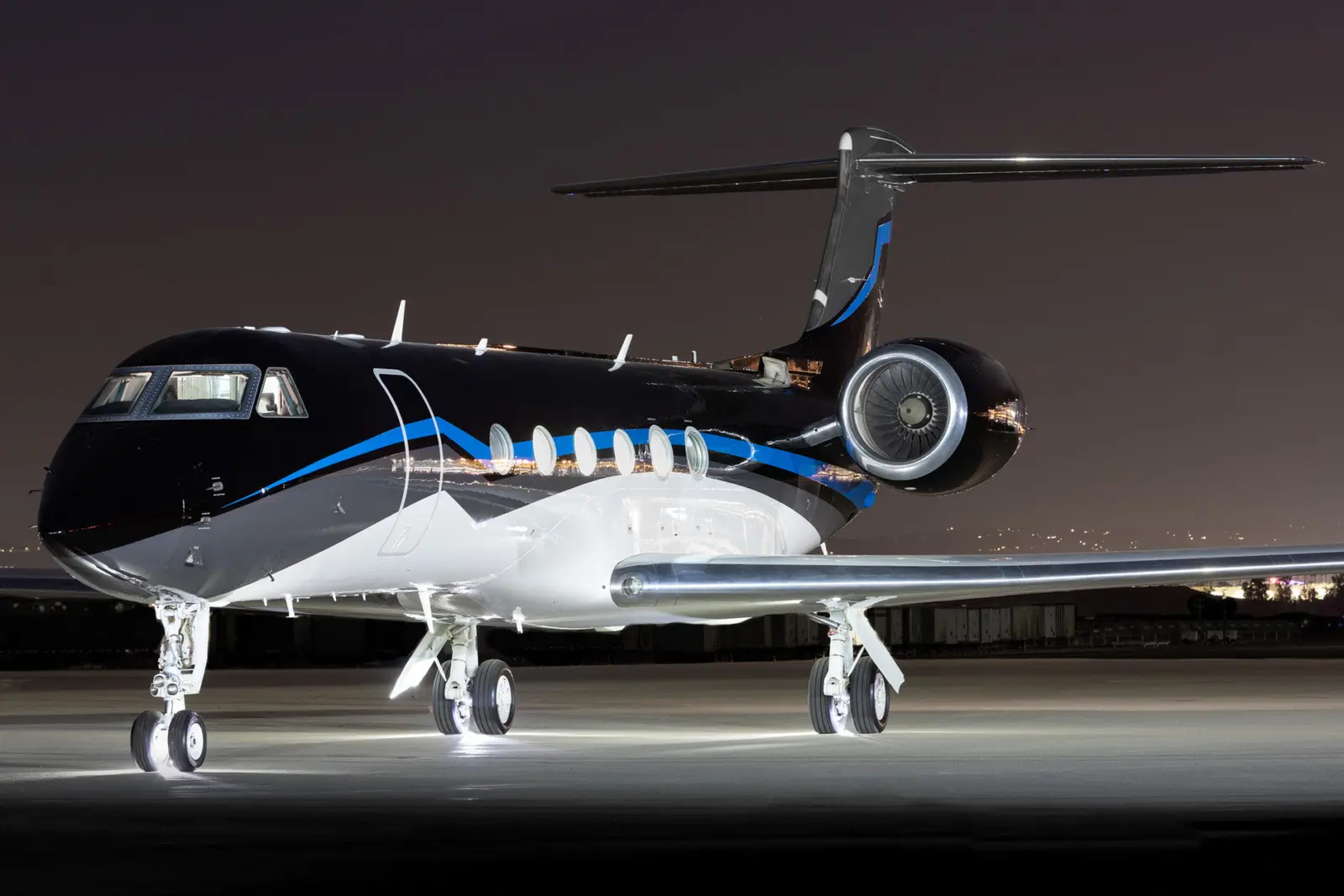 Gulfstream V N111MT operated by STAJets, KSNA photo 4