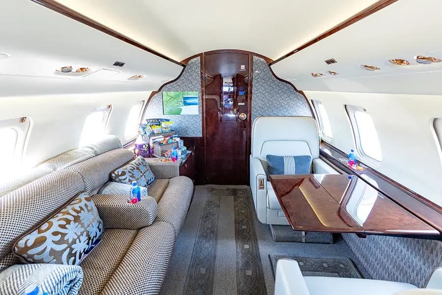 Bombardier Challenger 605 N111RZ operated by NeaJets photo 3