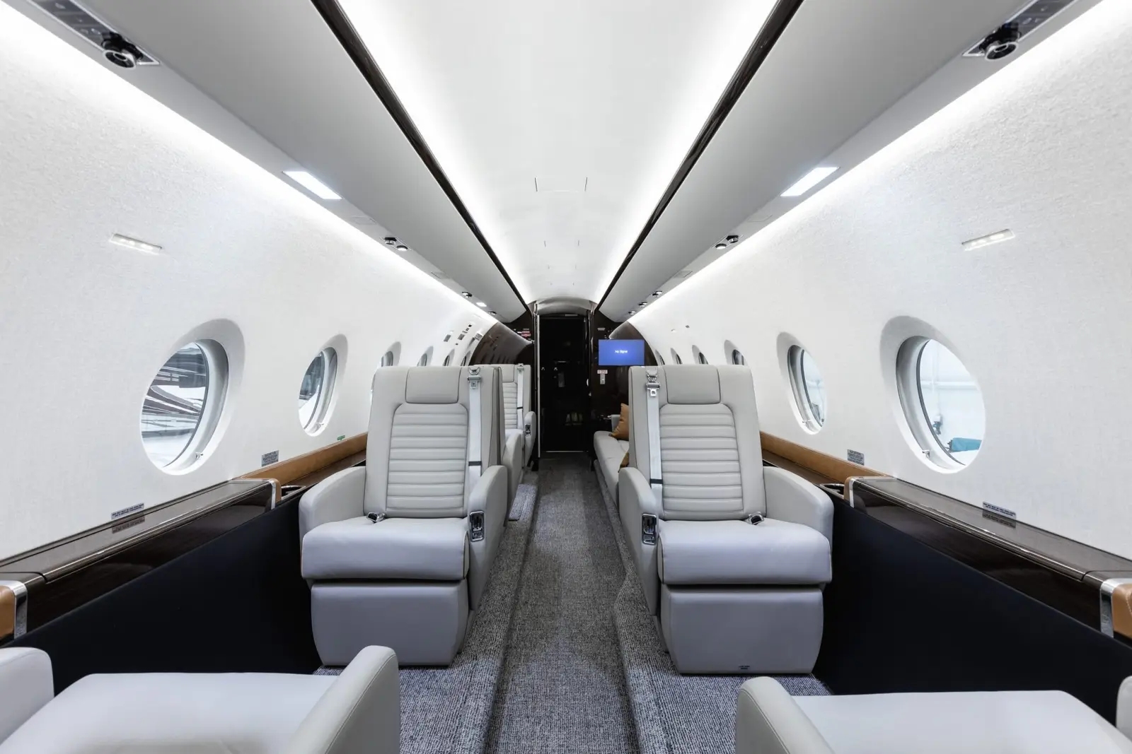 Gulfstream G280 N116NC operated by Aviation Advisor, Inc. photo 2
