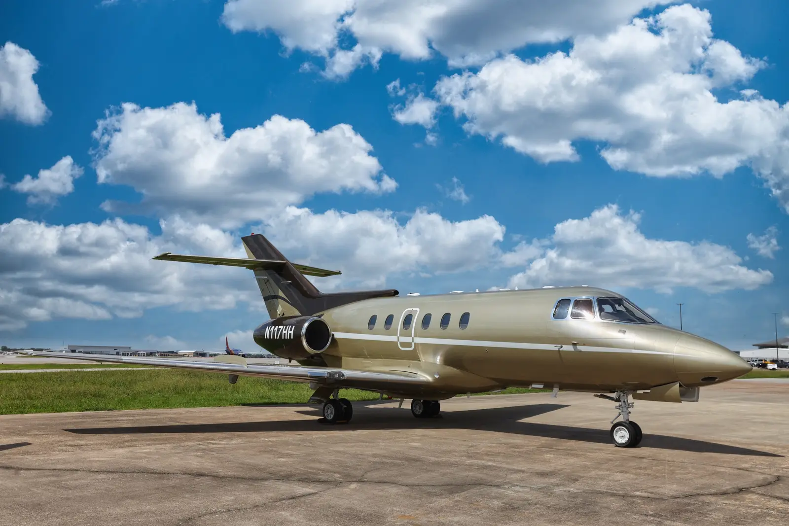 Beechcraft Hawker 800A N117HH operated by Tavaero Jet Charter, exterior