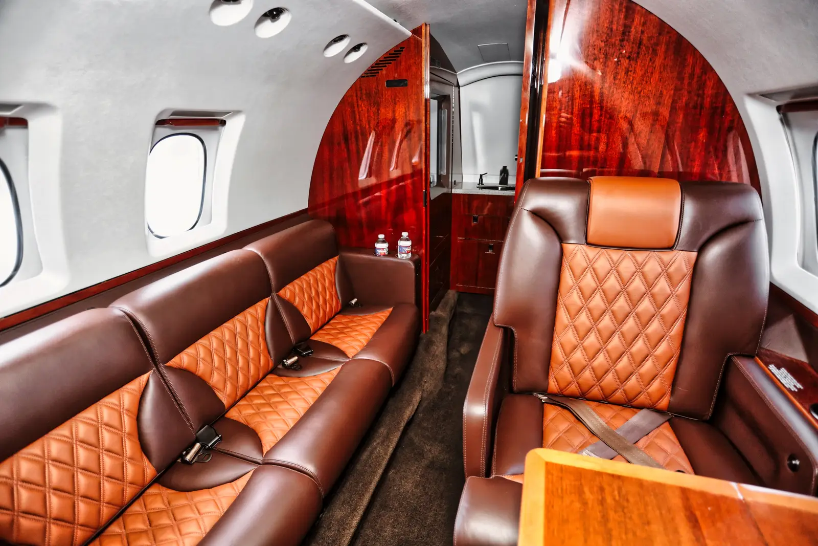 Beechcraft Hawker 800A N117HH operated by Tavaero Jet Charter photo 2