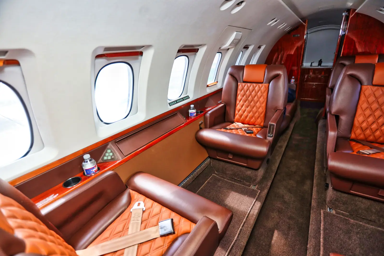 Beechcraft Hawker 800A N117HH operated by Tavaero Jet Charter photo 3