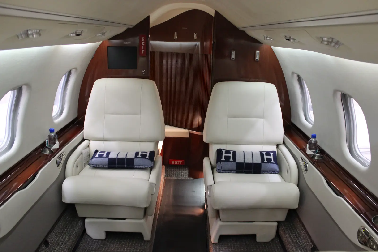 Bombardier Learjet 60 N11AM operated by Dreamline Aviation, LLC photo 2
