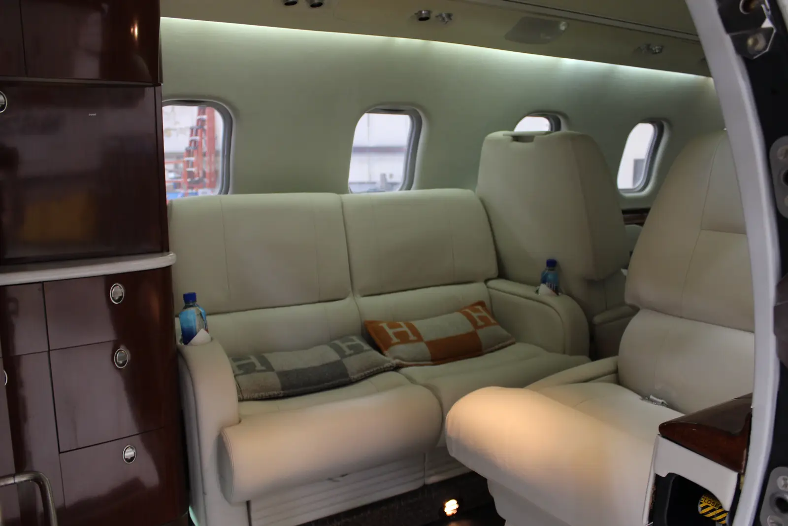 Bombardier Learjet 60 N11AM operated by Dreamline Aviation, LLC photo 4