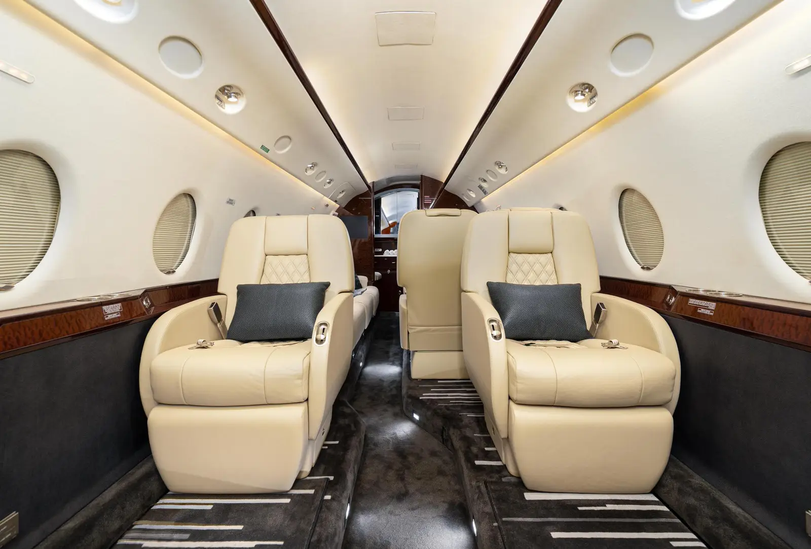 Gulfstream G200 N11HM operated by Springfield Aircraft Charter and Sales Inc. photo 2