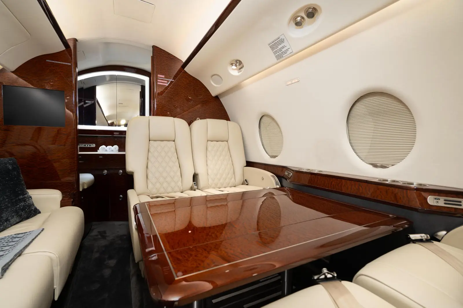 Gulfstream G200 N11HM operated by Springfield Aircraft Charter and Sales Inc. photo 3