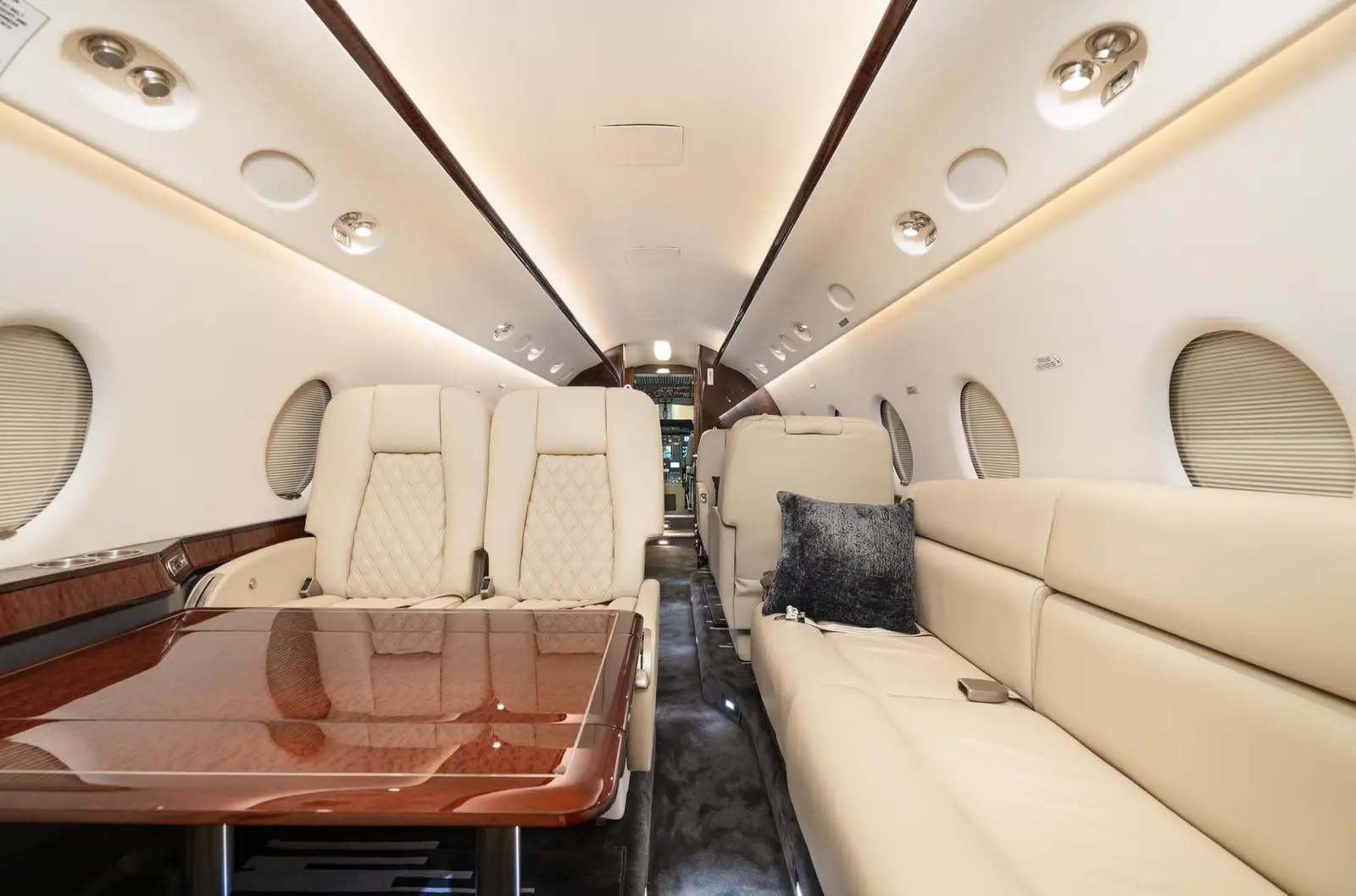 Gulfstream G200 N11HM operated by Springfield Aircraft Charter and Sales Inc. photo 4