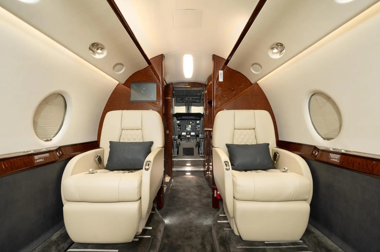 Gulfstream G200 N11HM operated by Springfield Aircraft Charter and Sales Inc. photo 5