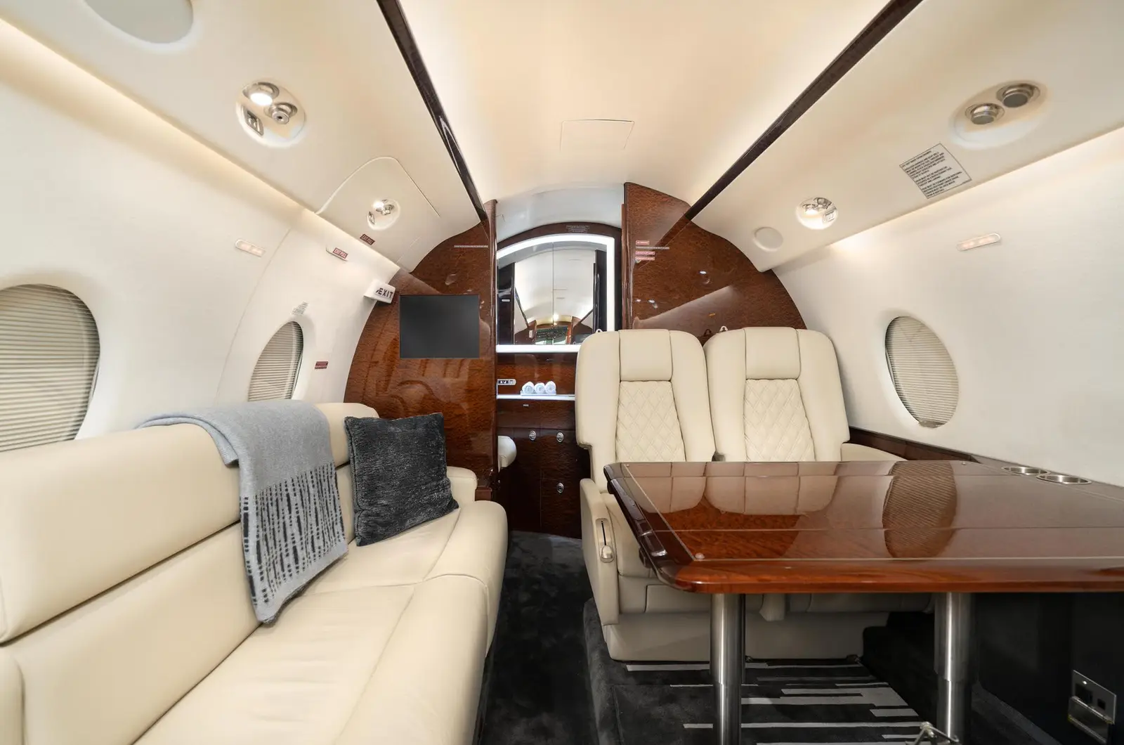 Gulfstream G200 N11HM operated by Springfield Aircraft Charter and Sales Inc. photo 6