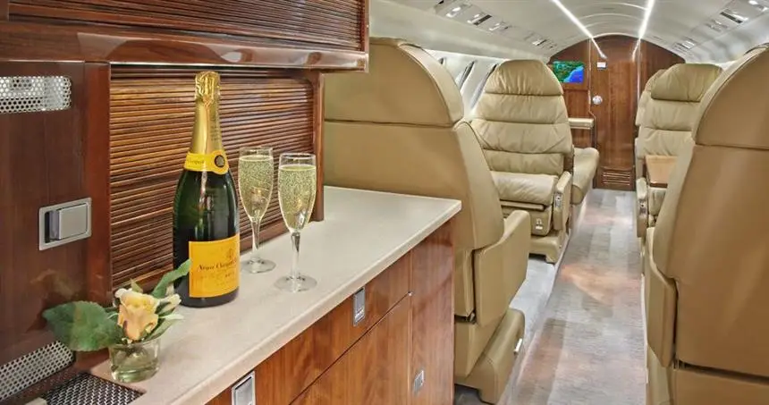 Dassault Falcon 50 N121BZ operated by Club Jet Charter, LLC photo 4