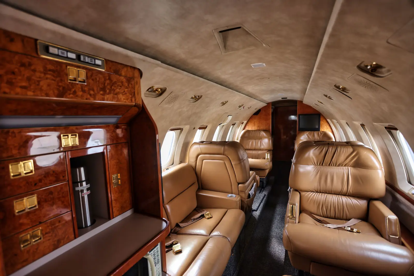 Beechcraft Hawker 800 N123HK operated by Tavaero Jet Charter photo 2