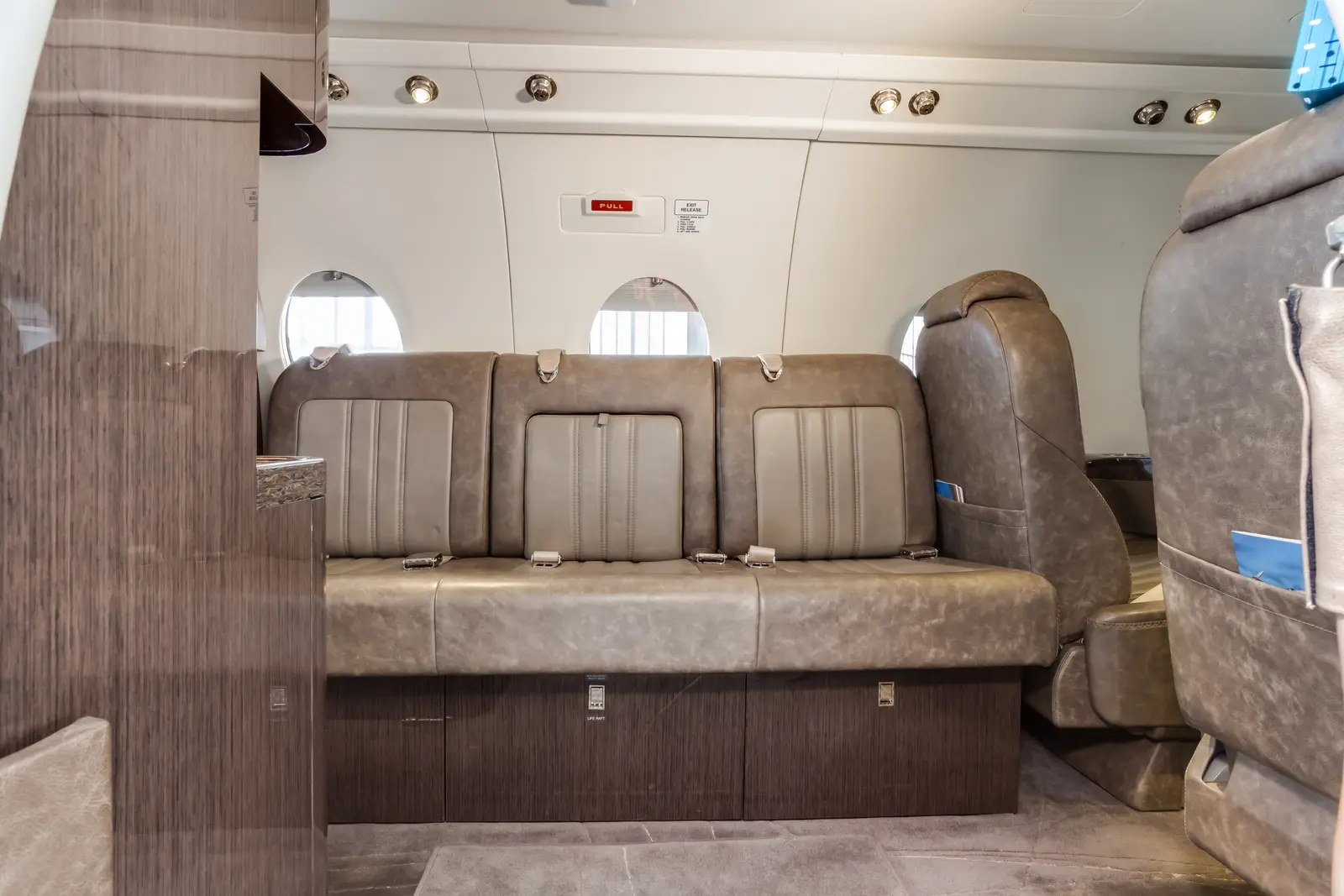 Beechcraft Hawker 400XP N125DJ operated by Modesto Jet Center photo 3