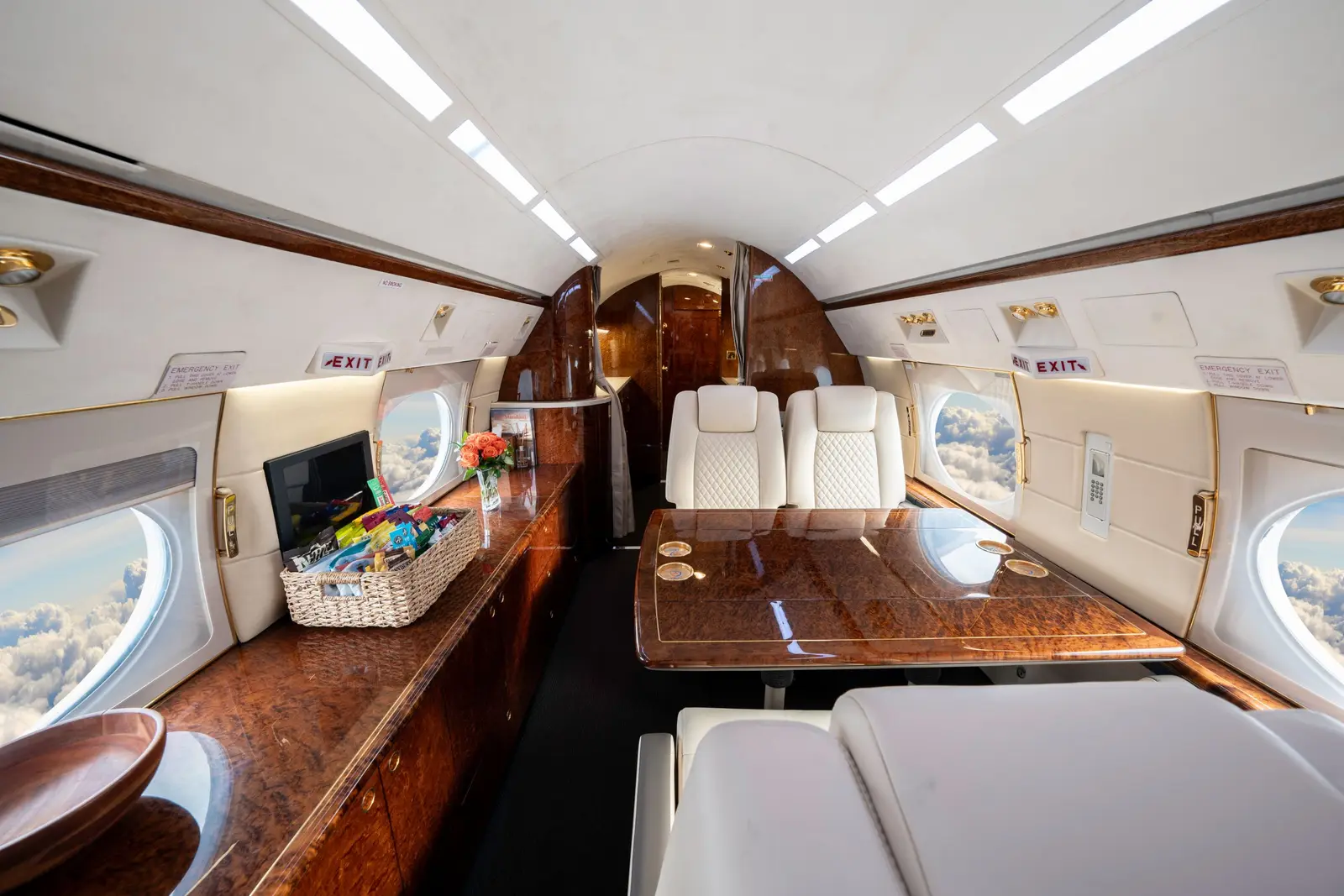 Gulfstream IV-SP N129NS operated by Fly Alliance photo 4