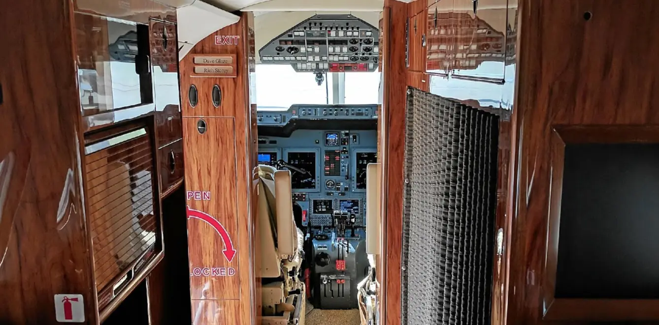 Beechcraft Hawker 800XP N130YB operated by Business Aviators, Inc. photo 3