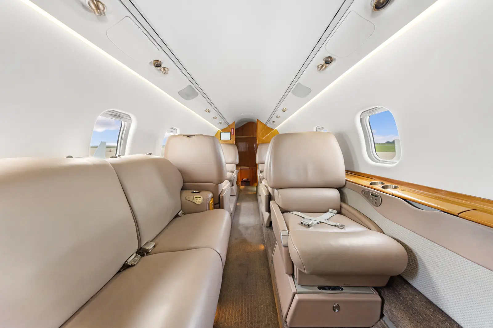 Bombardier Learjet 60 N136JX operated by SAI Flight Service, Inc. photo 4
