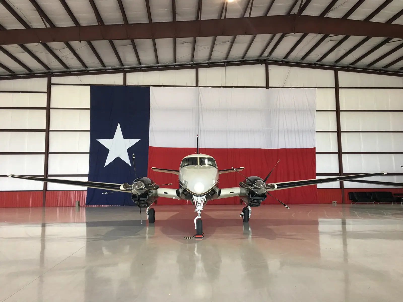Beechcraft King Air C90 N136PA operated by Xpress Charter Services, Inc photo 5