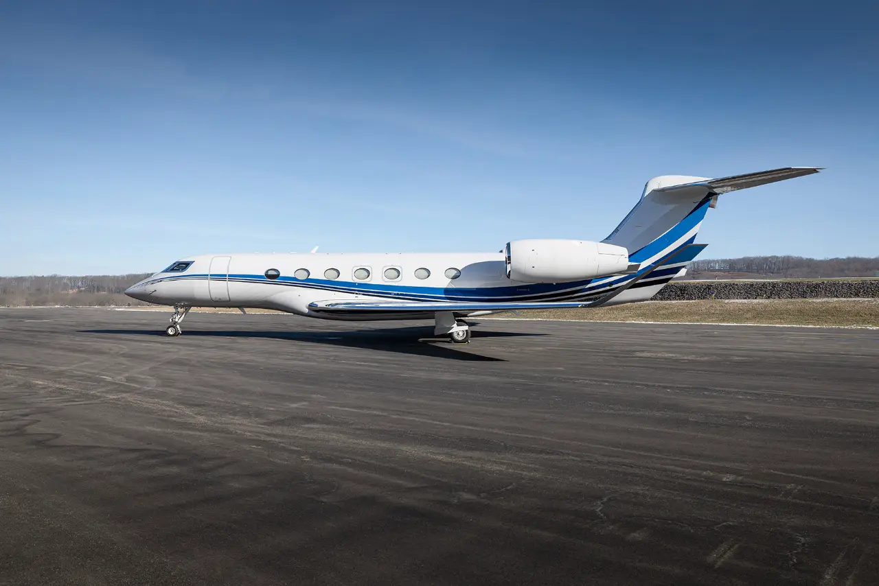 Gulfstream GVII-G600 N13G operated by Clay Lacy Aviation, Inc. photo 2