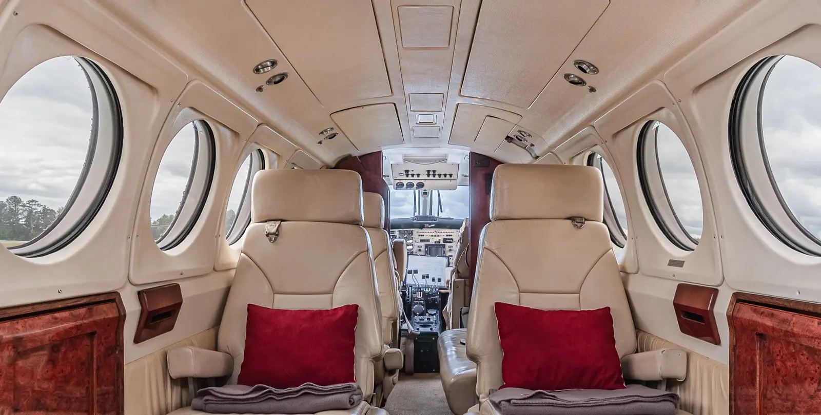 Beechcraft King Air B200GT N143DE operated by Atlanta Air Charter, Inc. photo 2