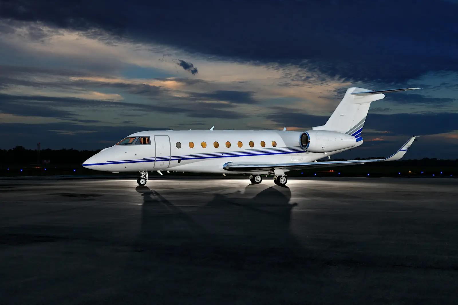 Gulfstream G280 N1580 operated by Jet Aviation photo 4