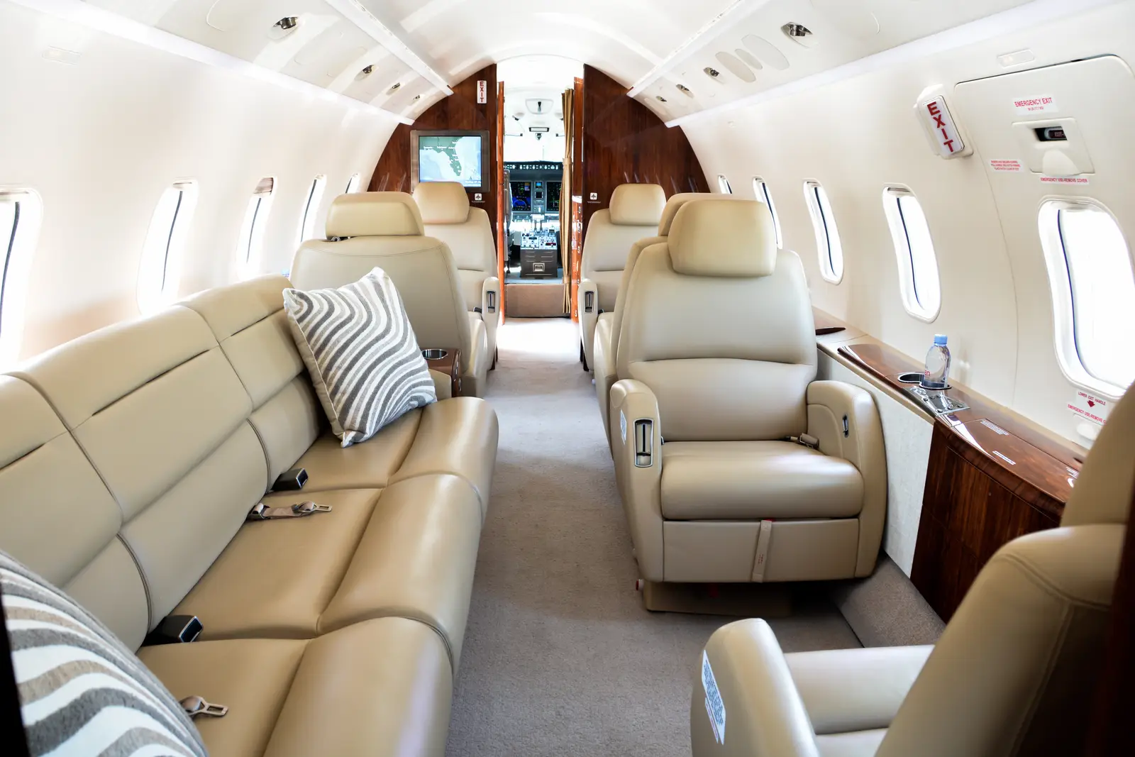Bombardier Challenger 300 N15HR operated by M&N Aviation, Inc. photo 4