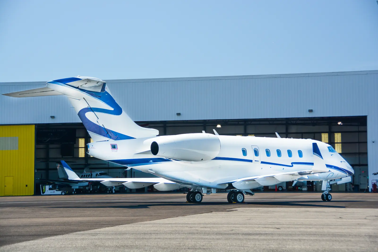 Bombardier Challenger 300 N15HR operated by M&N Aviation, Inc. photo 5