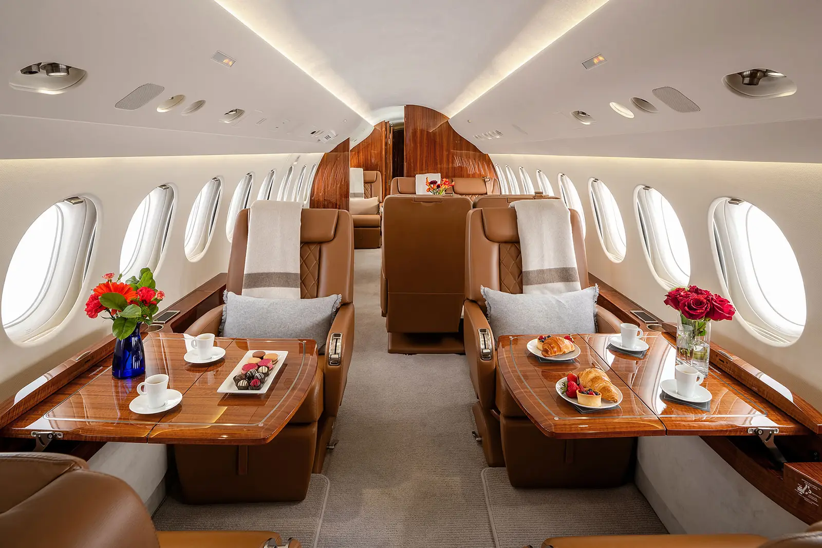 Dassault Falcon 7X N16HA operated by Clay Lacy Aviation, Inc. photo 2