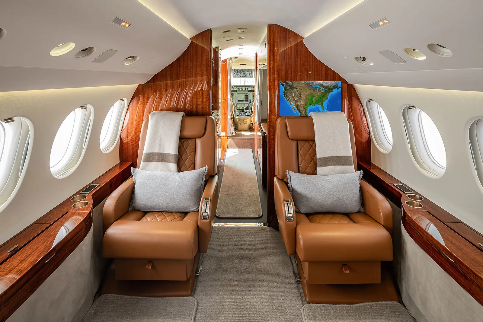 Dassault Falcon 7X N16HA operated by Clay Lacy Aviation, Inc. photo 3