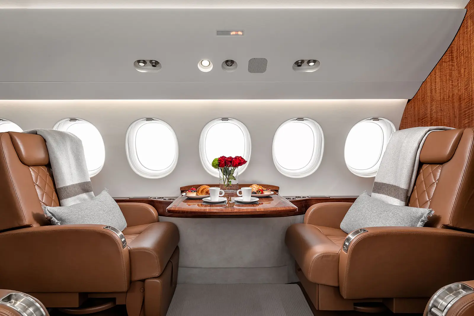Dassault Falcon 7X N16HA operated by Clay Lacy Aviation, Inc. photo 5
